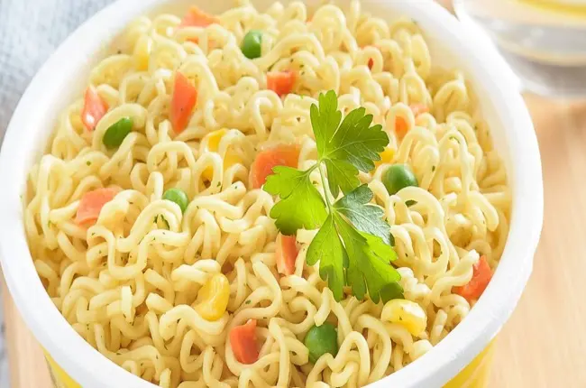 الاندومي كم سعرة حرارية؛ وما هي مكوناته وفوائده؟